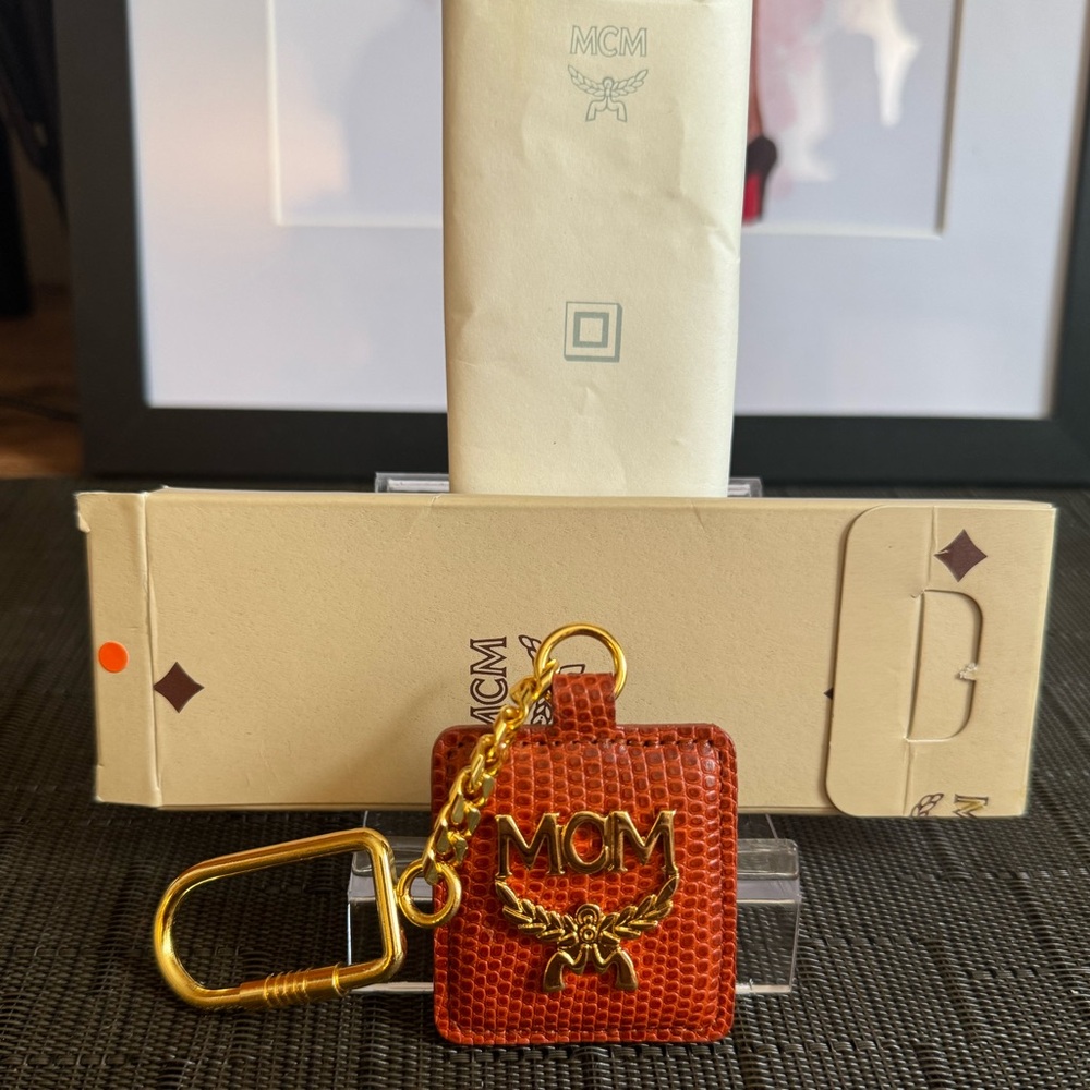 🎁Giftable!🎁 NIB MCM Cognac Pebbled Leather Keychain/Bag Charm - Unisex! - Picture 3 of 7
